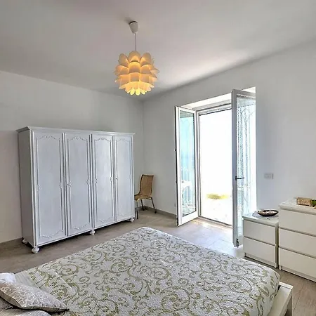 Sleeps 4 Air Con Wifi Appartamento Praiano