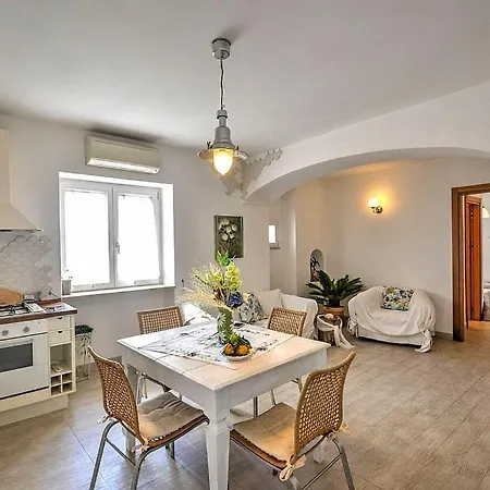 Appartamento Sleeps 4 Air Con Wifi Praiano